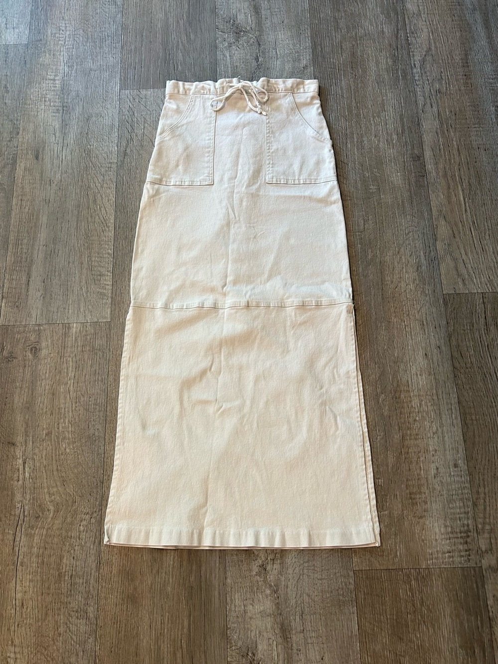 Tracy Evans Cream Drawstring Maxi Skirt with Pockets. Size: 2